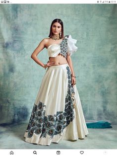 Carnival Outfit For Bride, Reception White Silk Choli, Indian Carnival Outfits, Chaniya Top, Lenga Design, Carnival Outfit Ideas, Outfits Illustration, Indian Outfits Modern, Trendy Outfits Indian