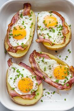 This double-baked bacon and egg potato dish is a filling and delicious lunch choice! 🥔🥓 Perfect for when you need something hearty and satisfying. Great for meal prep or a weekend treat. #LunchIdeas #BakedPotatoes Clean Breakfast, Bacon Potato, Clean Food Crush, Food Crush, Boat Food, Healthy Dinner Recipes Chicken, Boiled Egg, Idee Pasto Sano