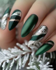 Festive Green Nails, Green Winter Nails, Christmas Color Combos, Winter Nails Art, Christmas Gel, Nails Art Ideas, Christmas Gel Nails, Christmas Color, Winter Nail Art