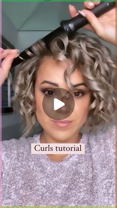 Tiny Curls Hairstyles, Short Party Hair, Lose Curls On Short Hair, Short Hair How To Curl, Curling Iron Curls Short Hair, Short Bob Hair Styling Ideas, Curling Chin Length Hair, Loose Curls Short Length Hair, Cocktail Hairstyles Short Hair