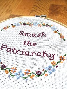 ´Smash the patriarchy´ korssting/broderi - Epla The Patriarchy, Smash The Patriarchy, Piece Of Art, Hang On, Art Pieces, Sewing, Wall, Art