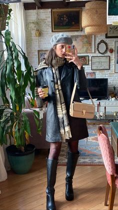 Fall 2023 Fashion Trends Jacket, Leather Jacket Outfit Aesthetic Winter, Nineties Aesthetic Fashion, 90s Style Leather Jacket, Thrift Leather Jacket, Winter Italian Fashion, Leather Jacket 90s Outfit, Vintage Inspired Fall Outfits, Cozy Vintage Outfits