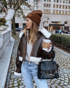 Образы на осень 2022, модные осенние луки, фото-примеры Chloe Faye, Camera Bag, Chloe, Winter Hats, Shoulder Bag, Hats, Leather, Instagram