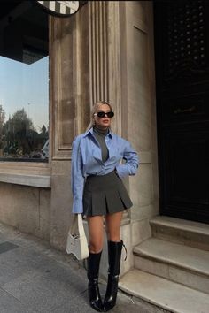 #outfit#ispo#outfitinspo#fashion#fashioninspo#goodfashion#trendyfashion#skirt#grey#greyskirt#shortskirt#turtleneck#shirt#blueshirt#bag#smaalbag#white#whitebag#boots#spring#summer#clothes Slay Outfits Classy Casual, Afternoon Date Outfit Winter, Gonna Aesthetic, Oldmoney Outfit Woman Winter, Style Pleated Skirt Short, Gray And Brown Outfit, Nyfw Dresses, Outfits Primavera 2023, Outfit Primavera 2023