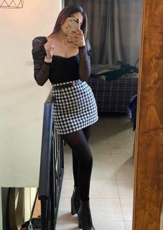 Houndstooth Outfit, White Skirt Outfits, Summer Office Outfits, Outfit Retro, Corset Outfit, Fiesta Outfit, Winter Skirt Outfit, Skirt And Sneakers, Quick Outfits