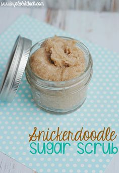 Use these pantry items to create a sweet smelling sugar scrub! This sugar scrub recipe is easy to re-create and does wonders on your skin. Diy Sugar Scrub Recipe, Body Scrub Recipe, Sugar Scrub Homemade, Homemade Scrub, Sugar Scrub Recipe, Diy Kosmetik, Diy Body Scrub, Sugar Scrub Diy, Diy Scrub