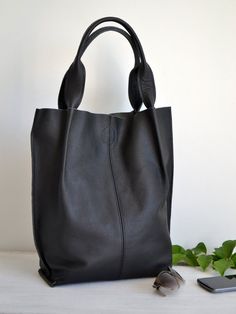 BLACK LEATHER TOTE Bag - Large Tote Bag - Italian Leather Handbag How To Have Style, Leather Fringe Bag, Diy Leather Bag, Italian Bags, Large Leather Tote Bag, Minimalist Accessories, Black Leather Tote Bag, Black Leather Tote, Black Tote