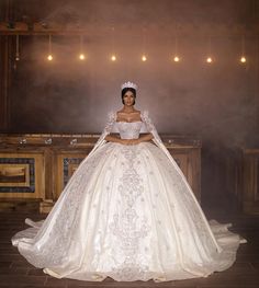 Queen Wedding Dress, Extravagant Wedding Dresses, White Quinceanera Dresses, Big Wedding Dresses, Wedding Dresses Cinderella, Extravagant Wedding, Sparkle Wedding Dress, Stylish Wedding Dresses, Fancy Wedding Dresses