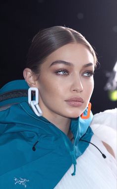 Makeup Looks Gigi Hadid, Gigi Hadid Sleek Hair, Gigi Hadid Light Brown Hair, Gigi Hadid Blonde Hair 2022, Simple Prom Makeup, Gigi Hadid Blue Makeup, Gigi Hadid Hair, Bridesmaid Hair Makeup