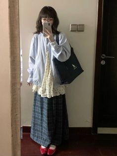 not mine  ,  cr to owner ⭑ Shojo Fall Outfit, Outfit Packing Ideas, Japan Street Style Winter, Lamp Inspired Outfits, K Fashion Aesthetic, Japanese Layered Fashion, Fall Korean Outfits, Sawako Outfit, Dress Over Jeans