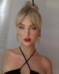 Look Disco, Party Makeup Tutorial, Summer Hair Trends, Red Lipstick, Party Hairstyles, Party Makeup, Pretty Makeup, Aesthetic Hair