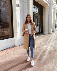 White Sneakers Women Outfit, Peacoat Womens Outfit, Outfit With White Sneakers, Coats For Women Casual, Coat Outfits For Women, Autumn Jumpers, White Sneakers Outfit, Adrette Outfits, Trainers Outfit