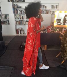 Tracee Ellis Ross More Ross Outfits, Tracee Ellis Ross Style, Tracee Ellis Ross Fashion, Ellis Ross, Red Kimono, Tracee Ellis Ross, Sneakers Street Style, Mode Casual, Carrie Bradshaw