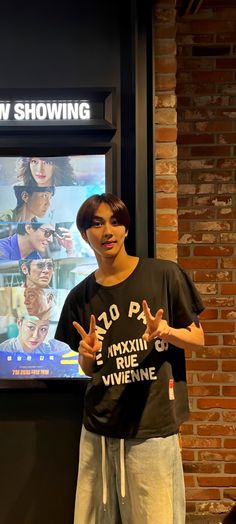 a young man standing in front of a large screen with the words show showing on it