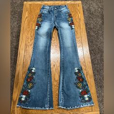 New Without Tags Xs/24 Cowgirl Tuff Jeans, Fashion Hippie, Flower Jeans, Cowgirl Tuff, Jeans Color, Jeans Pants, Flare Jeans, Boho Fashion, Wide Leg