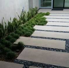 Modern Landscaping Front Yard, Mid Century Landscaping, Outdoor Walkway, Modern Backyard Landscaping, Front Landscaping, Modern Backyard, Patio Designs