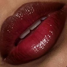 Simple Makeup Looks Red Lips, Brown Lip Liner And Red Lipstick, Makeup Products Lip Liner, Glossed Lips Aesthetic, Chocolate Lip Combo, Pretty Lip Makeup, Dark Glossy Lips, Cherry Cola Makeup Look, Red Ombré Lip