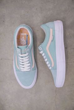 baby blue vans Tenis Vans, Basket Style, Vans Style, Crazy Shoes, Dream Shoes, Vans Old Skool, Outfit Casual, Suho, Skate Shoes