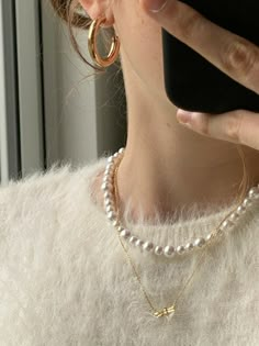 Pearl Necklace Outfit, Pearl Necklace With Gold, Layered Pearl Necklace, Thick Hoop Earrings, Necklace Outfit, Dope Jewelry, Classy Jewelry, Girly Jewelry