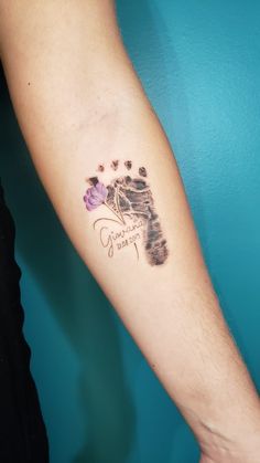 Tatuagem pezinho filha
Tatuagem homenagem filha 
Tattoo pé filha e flor First Mom Tattoos, Footprint Flower Tattoo, Word Search Tattoo Ideas, Tattoo Ideas For Newborn Daughter, Baby Print Tattoo Ideas, Newborn Tattoos For Mom, Footprint With Flowers Tattoo, Tattoo For Newborn, Tattoo For First Born Daughter