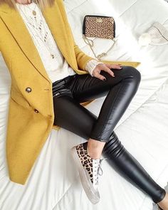 Outfits Leggins, Look Legging, Fall Fashion Coats, Jean Jacket Outfits, Yellow Blazer, Double Denim, Print Shoes, Cooler Look, Black Women Fashion