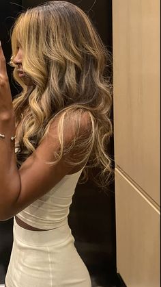 Party Hair Inspiration, Brown Skin Blonde Hair, Hair Color Streaks, Hair Streaks, Long Hair Color, Honey Blonde Hair, Blonde Wig, Honey Blonde, Aesthetic Hair