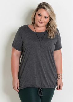 Blusa em poliviscose. Decote redondo, mangas curtas, barra com detalhe de amarra��o ajust�vel, recorte central nas costas. Mullet Plus Size, Plus Size, V Neck, Women's Top