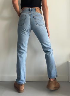 Beautiful vintage Levis 501 - lovely light blue wash - great vintage condition - 90s - Made in USA Measurements: Waist flat: 34 cm Hips: 51 cm Rise: 28 cm Inseam: 76 cm Full length: 100 cm Material: 100% Cotton (jeans do not stretch) - Excellent vintage condition, tiny flaw near button fly (shown in photos). - Tag size W28 L30 - Made in USA in '98 Classic Levi's 6501 women's jeans, a rare and iconic version of the 501 tailored specifically for women. Made in the USA in the early 1990s, the jeans Levi 501, Women 90s, 90s Jeans, Vintage Levis 501, Levi's 501, Levis 501, Vintage Levis, Levis Jeans, Levi's