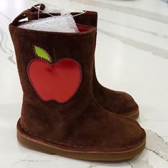 Adorable Baby Gap Brand New Brown Suede Boot With Large Apple Applique On The Sides. Perfect For Back To School! Apple Shoes, Brown Shoes Kids, White Winter Boots, Toddler Leather Boots, Toddler Uggs Boots, Baby Red Shoes, Black Biker Boots, Toddler Boots Girl Brown, Baby Girl Boots