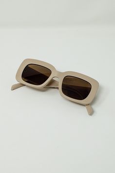 Enhance your style with our Oval Sunglasses with Smoke Lens in Beige. These sunglasses feature a trendy oval shape and are designed with 100% polycarbonate for durability and UV protection. The model is wearing size U, and these sunglasses are suitable for all face shapes and sizes. The beige frame adds a touch of sophistication, while the smoke lens provides a stylish and versatile look. Whether you're heading to the beach or strolling through the city, these sunglasses will elevate your outfit