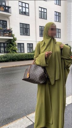 Hijabi Rich Aesthetic, Hijab In Winter, Hijabi Fashion Modest, Hijabi Streetwear Aesthetic, Hijab University Outfit, Hijabi Essentials, Modest Hijabi Outfits Casual, Hijabi Fashion Abayas, Modest Fashion Muslimah