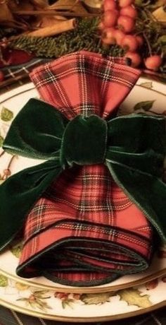 a plaid napkin with a green bow on it