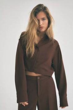 RELAXED FIT CROP SHIRT - Chocolate | ZARA United States Cardigan Sweater Dress, Cropped Shirt, Shirt Blouses Tops, Leather Shirt, Skorts, Blazer Dress, Zara United States, Crop Shirt, Trench Coats