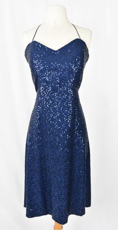 Verdrehen Sie Köpfe und glänzen Sie im Rampenlicht in der Sanduhr-akzentuierenden Glisten in Mystery navy Pailletten Midi-Kleid, die einen Sweetheart Kragen mit einem Neckholder und Spaghetti-Trägern paart. Das weiche Futter sorgt dafür, dass der Stil niemals den Komfort beeinträchtigt. - Größe 2 Probe passt 00, 0, 2 US Womens - Wie neu, von unserem Modell kurz getragen - Alle Verkäufe sind endgültig, keine Rückgaben / Rückerstattungen / Umtausch -Melden Sie uns, wenn Sie Fragen haben (z.B. Größ Gown For Birthday, Birthday Cocktail Party, Navy Blue Sequin Dress, Navy Sequin Dress, Birthday Cocktail, Birthday Cocktails, Blue Sequin Dress, Halter Gown, Style Change