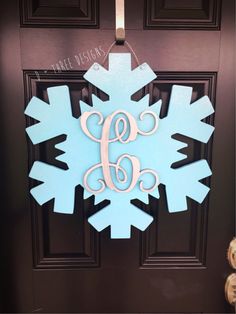 a snowflake door hanger with the letter d on it