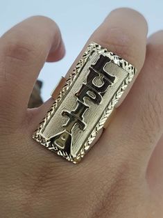 Anillo personalisado con placa y nombre sobrepuesto para El o para Ella al gusto del cliente en Oro de 14K garantizado. Las medidas son 30mm de largo con 16mm de ancho. Cual quier pregunta que tenga mandenos un mensaje.. 14k gold ring with personalized plaque with his or her name. Measurements 30 MM in length and 16 MM in width for any other question feel free to ask? Gold Rings Mexican, Gold Rings With Names, Mexican Gold Rings, Gold Mexican Jewelry, Big Gold Rings, Gold Ring Ideas, Name Rings Gold, Mexican Rings, Betty Boop Jewelry