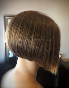 Haircut Ideas 2022, Short Inverted Bob, Short Inverted Bob Haircuts, Hair Relaxing, Relaxing Hair, Inverted Bob Haircut, Melena Bob, Haircut For Fine Hair, Bob Hairstyles For Round Face