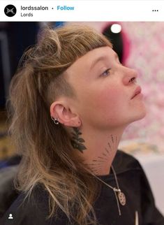 Feminine Mullet Shaved Sides, Queer Mullet Long, Microbangs Mullet, Trendy Mullet For Women, Mullet Straight Hair Woman, Sidecut Women, Women’s Mullet, Mulette Haircut, Mullet With Shaved Sides