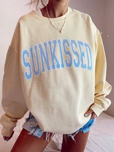 Original Sunkissed Sweatshirt – Sunkissedcoconut Adrette Outfits, Sweatshirt Outfit, Cute Sweatshirts, Preppy Outfits, Printed Sweatshirts, Spring Outfits, Trendy Outfits, Sweat Shirt, Pineapple