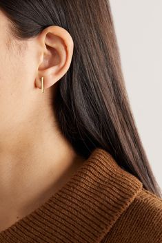 Jennifer Meyer's earrings are a simple yet chic choice to wear every day. Handcrafted from 18-karat gold, they have long bars that hang just below the lobe. Wear yours stacked with similar pieces from the label. Turquoise Earrings Gold, Jennifer Meyer Jewelry, Jennifer Meyer, Gold Pearl Earrings, Enamel Earrings, Simple Jewelry, Simple Earrings, Turquoise Earrings, Ear Piercings