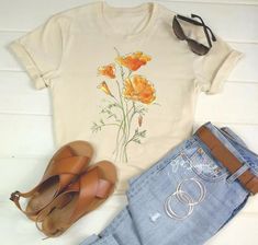 Golden Poppy, Flower Tee Shirt, Botanical Tee, Poppy T shirt, wildflower shirt, plant shirt,t shirt, Golden Poppy, Botanical Shirt, Original Clothes, Fun Fashion, Spring 2023, Casual Spring, Poppy Flower, Mode Inspiration, Outfits Casuales