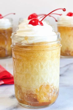 Pineapple Upside Down Jar Cakes topped with whipped cream and a Marachino cherry. Mason Jar Desserts Recipes, Mason Jar Cakes, Jar Desserts, Cake Jars, Recipe Appetizers, Mason Jar Desserts, Quick Cake, Cake In A Jar