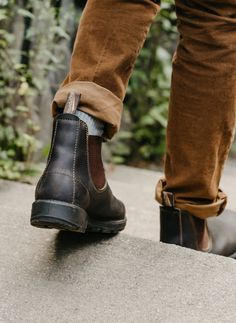 Men Blundstone, Blundstone Mens, Mens Brown Leather Boots, Boots Aesthetic, Brown Boots Outfit, Outdoor Outfits, Boots Outfit Men, Cuff Jeans