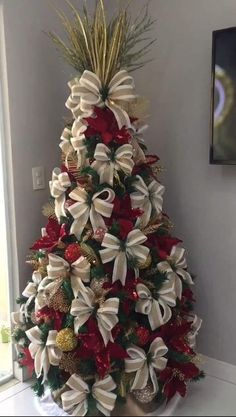 Christmas Tree Idea, Christmas Tree Decorations Ribbon, Elegant Christmas Tree Decorations, Best Christmas Tree, Christmas Decorations Centerpiece, Gold Christmas Tree Decorations, Pretty Christmas Decorations, Christmas Decorations Apartment, Homes Around The World