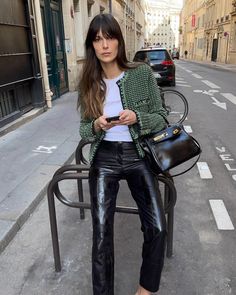 Elevated outfit for fall. Paris Winter Outfits, French Summer Style, Leia Sfez, Pre Fall Outfits, What To Wear In Paris, Style Parisienne, French Women Style, Paris Chic