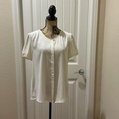 Never Worn, Tags Still On. 100% Polyester Blouse. Such A Sweet, Feminine Blouse. Classic Cream Blouse For Day Out, Chic Daytime Short Sleeve Blouse, Elegant Short Sleeve Blouse For Daytime, Chic Fitted Daytime Blouse, Classic Cream Short Sleeve Blouse, Cream Short Sleeve Top For Formal Occasions, Feminine Fitted Blouse For Daytime, Formal Cream Short Sleeve Top, Elegant Fitted Blouse For Daytime