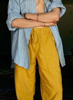 Rolled Pants Women Outfit, Genderfluid Outfit Ideas, Genderfluid Outfits, Minimalist Outfits Women, Farm Chores, Modest Mom, Mustard Pants, Coordinates Outfits, Imogene Willie