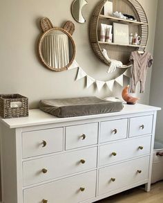 Grote commode in de babykamer