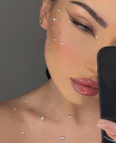 Maquillage Yeux Cut Crease, Rhinestone Makeup, Rave Makeup, Makeup Eye Looks, Creative Eye Makeup, Creative Makeup Looks, Festival Makeup, Eye Makeup Art, Makeup Pictures