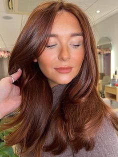 Spring Red Hair Color, Cherry Blonde, Machiaj Smokey Eyes, Ginger Jokes, Deep Auburn Hair, Hair Color Brown Chestnut, Copper Brown Hair, Chestnut Brown Hair, Rambut Brunette